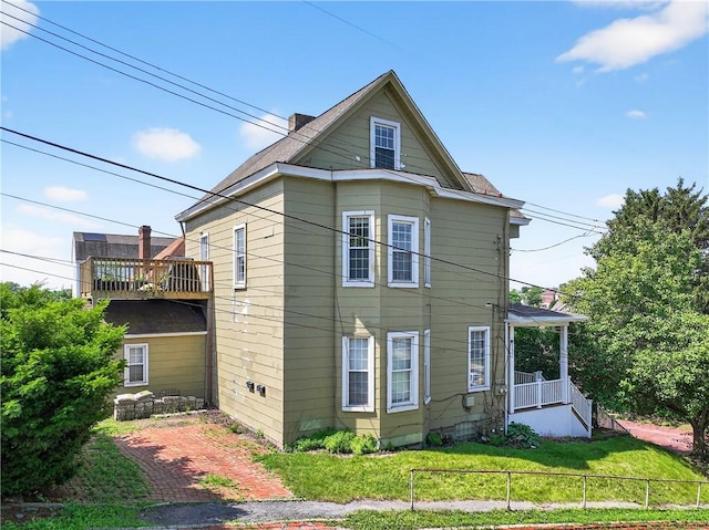 201 La Belle St, Mt Washington, PA 15211 - view of side of property featuring a lawn and a balcony