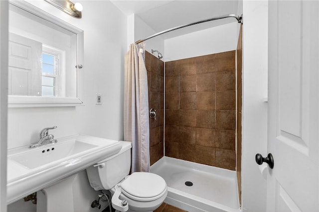 201 La Belle St, Mt Washington, PA 15211 - full bath with a shower stall and toilet