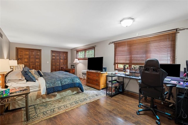 633 Westminster Rd, Hermitage, PA 16148 - bedroom featuring dark wood-type flooring and an office area