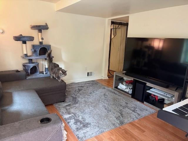 3141 Beechwood Blvd, Squirrel Hill, PA 15217 - living area featuring wood finished floors and baseboards