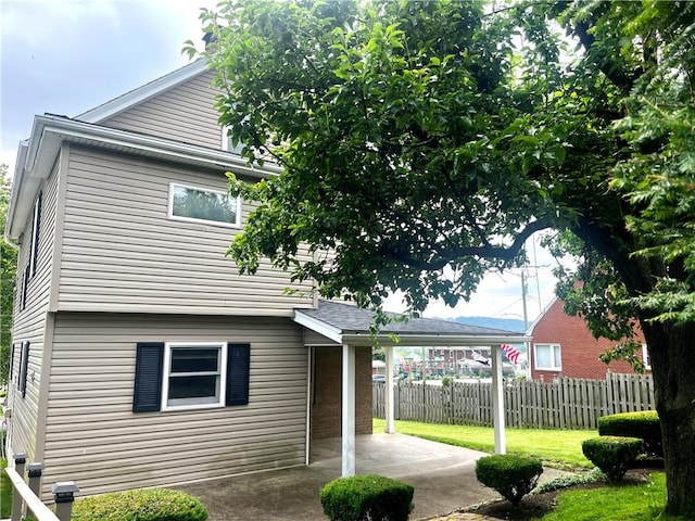 15 S 7th St, Youngwood, PA 15697 - view of front facade with a carport