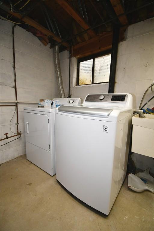 4095 Overlook St, South Park, PA 15129 - laundry area featuring washing machine and dryer and concrete block wall