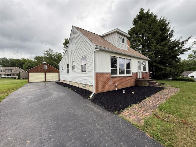 3170 Dutch Ridge Rd, Brighton Twp, PA 15009 - view of front facade featuring an outdoor structure, a detached garage, brick siding, and a front lawn