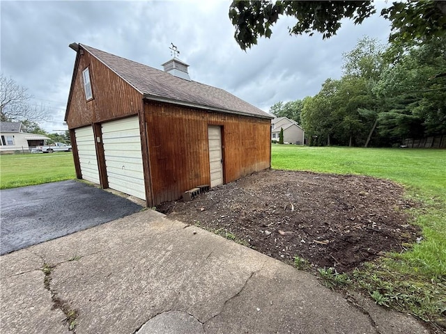 3170 Dutch Ridge Rd, Brighton Twp, PA 15009 - detached garage featuring asphalt driveway