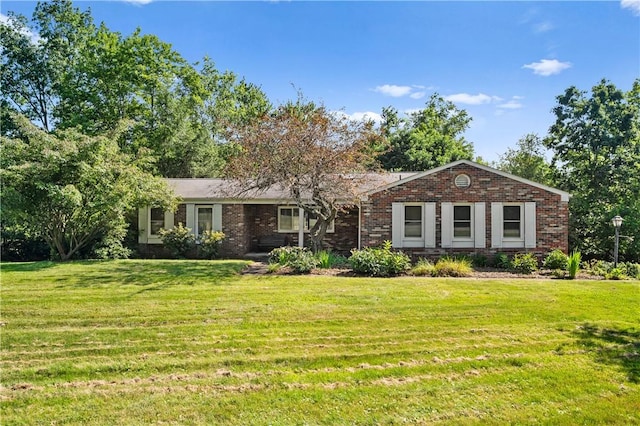1222 Lakevue Dr, Penn Twp, PA 16002 - ranch-style home with brick siding and a front lawn