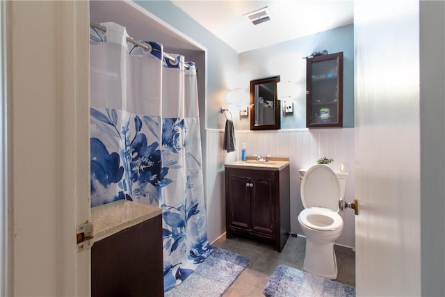 5401 Perrysville Rd, Ross Twp, PA 15229 - bathroom with vanity, a wainscoted wall, and curtained shower