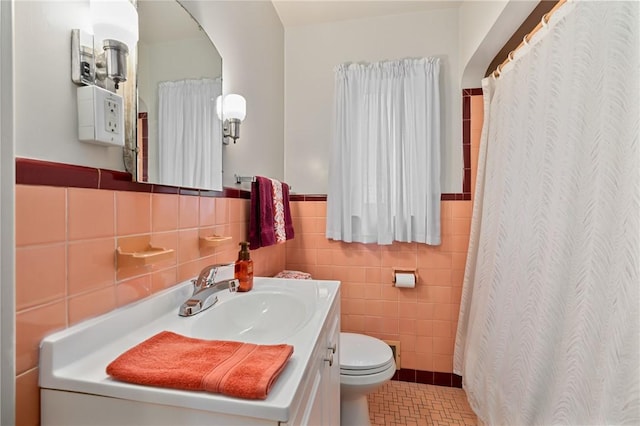 418 Sylvania Dr, Ross Twp, PA 15229 - bathroom featuring tile walls, vanity, a wainscoted wall, and curtained shower