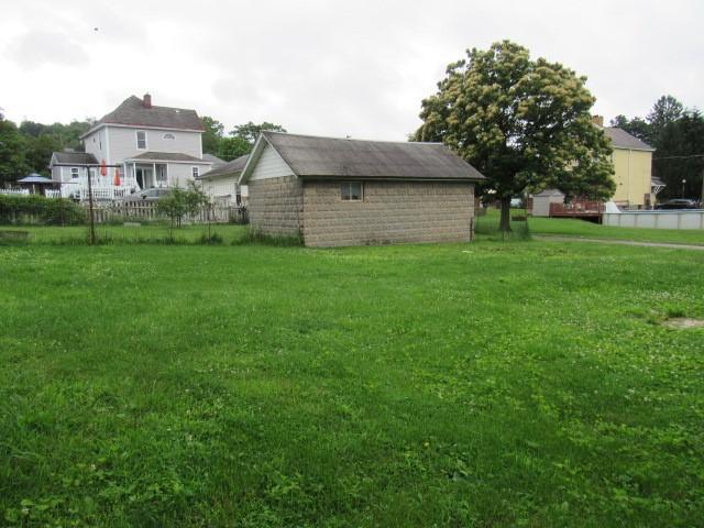 103 Memorial St, Dunbar, PA 15431 - view of yard featuring an outbuilding