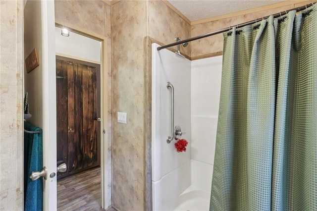 171 Fetter Ln, Ligonier Twp, PA 15658 - full bathroom with a shower with curtain and wood finished floors