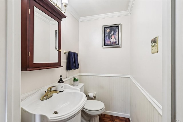 108 Colonial Dr, Leet Twp, PA 15143 - half bathroom featuring a wainscoted wall and crown molding