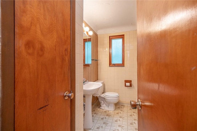 246 Maple Dr, Monroeville, PA 15146 - bathroom featuring tile walls and tile patterned floors
