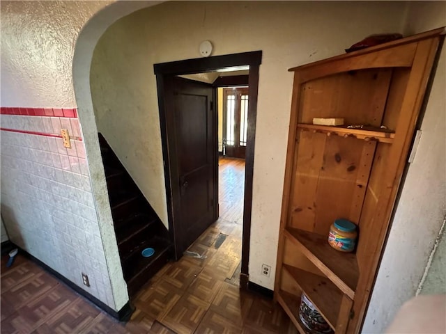 1413 Summit Ave, Monessen, PA 15062 - hall featuring arched walkways and baseboards