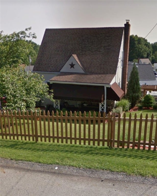 401 Ridgeview Dr, Dravosburg, PA 15034 - view of front facade featuring a fenced front yard and roof with shingles