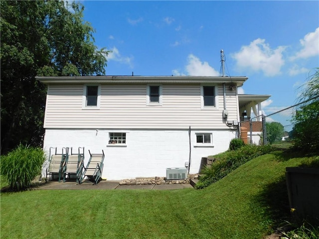 118 Harrison St, Elizabeth Twp/Boro, PA 15037 - back of property featuring a yard