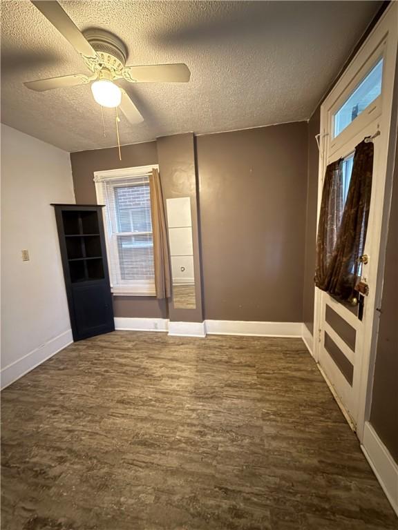 832 Maplewood Ave, Ambridge, PA 15003 - foyer featuring dark wood finished floors, a textured ceiling, and a ceiling fan