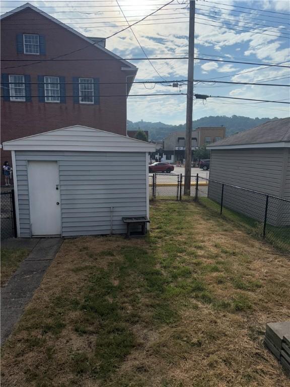 832 Maplewood Ave, Ambridge, PA 15003 - view of yard featuring a storage unit and a mountain view