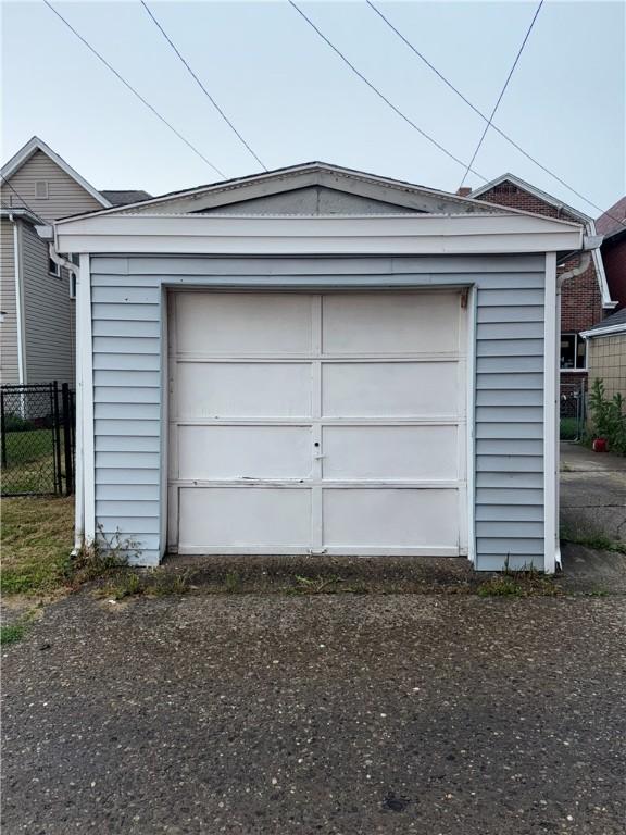 832 Maplewood Ave, Ambridge, PA 15003 - garage with driveway