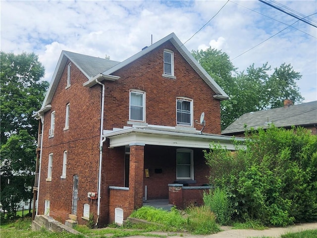 939 Beaver Rd, Ambridge, PA 15003 - traditional-style home with a porch and brick siding
