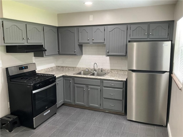 634 Idaho Ave, Verona, PA 15147 - kitchen featuring stainless steel appliances, under cabinet range hood, and gray cabinetry
