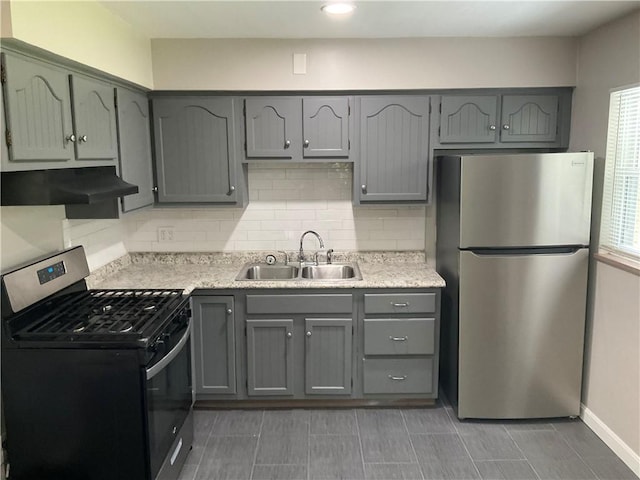 634 Idaho Ave, Verona, PA 15147 - kitchen featuring appliances with stainless steel finishes, under cabinet range hood, gray cabinets, decorative backsplash, and recessed lighting