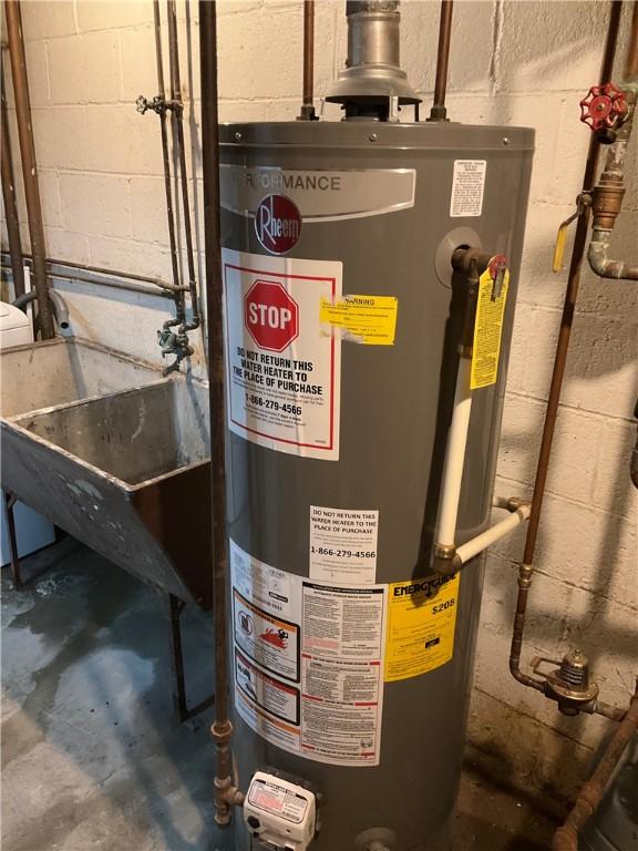 634 Idaho Ave, Verona, PA 15147 - utility room featuring gas water heater