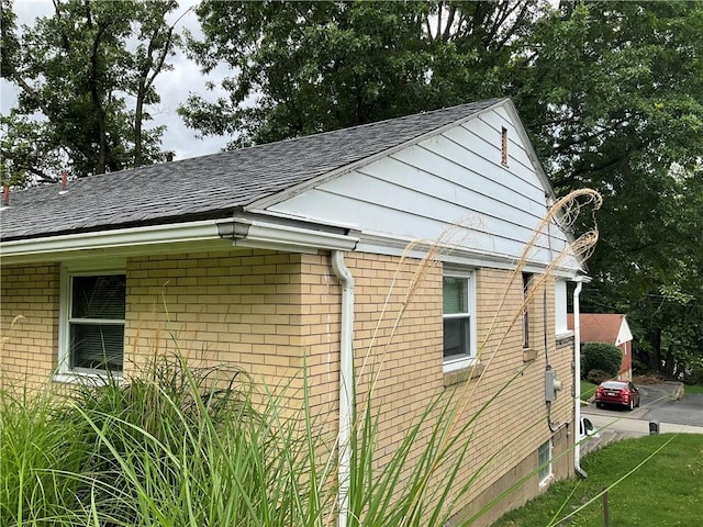 634 Idaho Ave, Verona, PA 15147 - view of side of home featuring a shingled roof, brick siding, and a yard