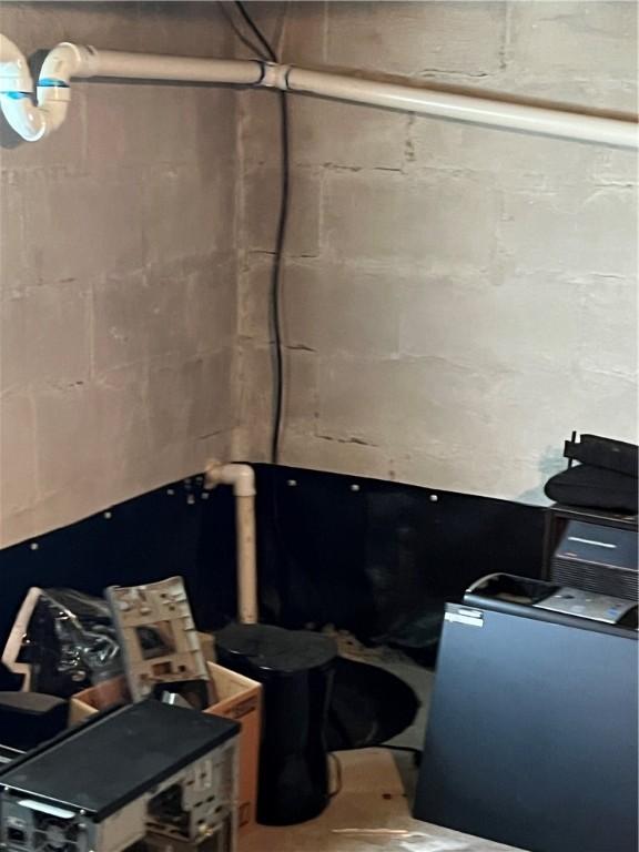 7 S Wabash St, Mount Pleasant Twp, PA 15361 - view of basement
