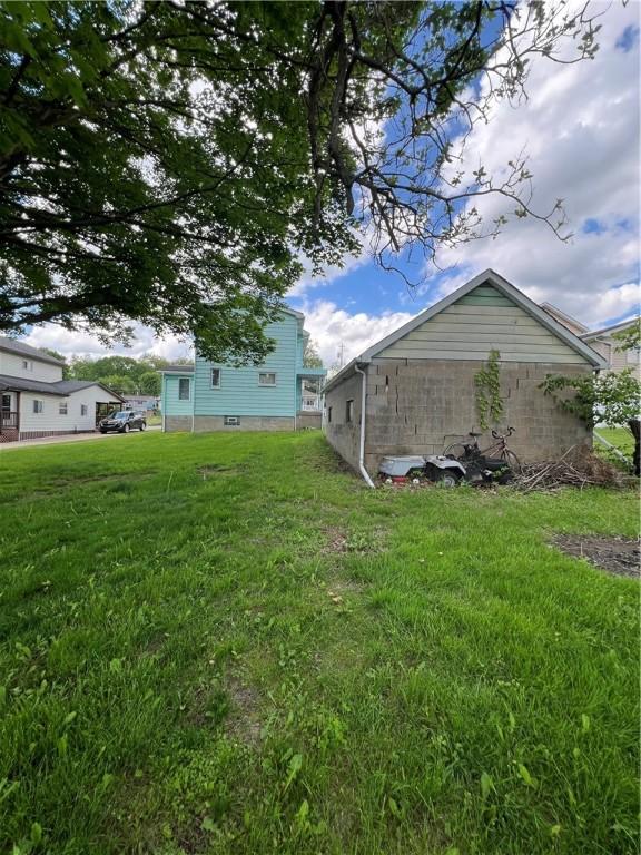 7 S Wabash St, Mount Pleasant Twp, PA 15361 - view of grassy yard