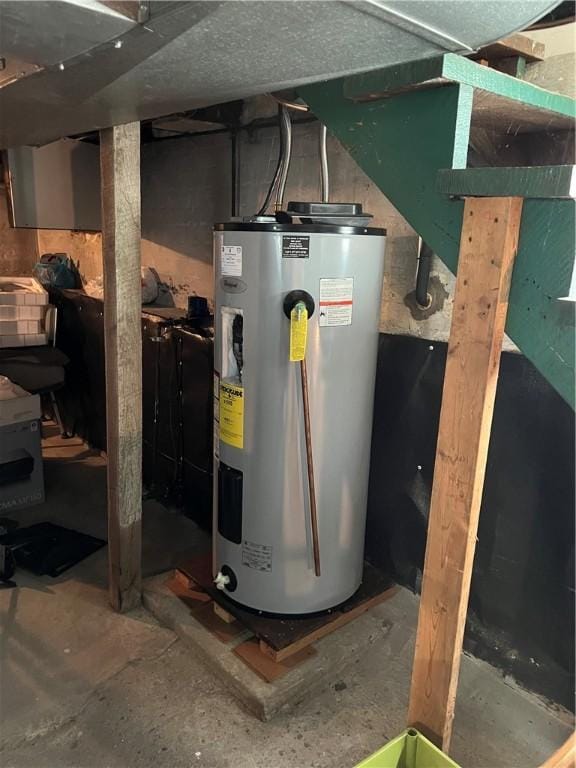 7 S Wabash St, Mount Pleasant Twp, PA 15361 - utilities with water heater
