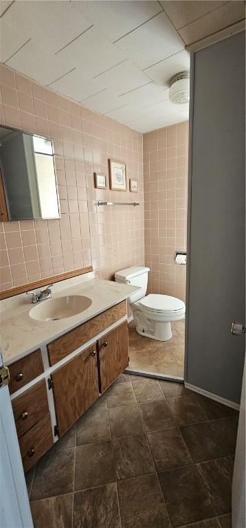 705 Carlisle St, New Castle, PA 16101 - bathroom with vanity and tile walls