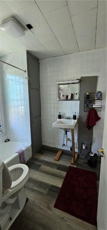 705 Carlisle St, New Castle, PA 16101 - bathroom featuring tile walls and a tub