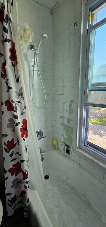 705 Carlisle St, New Castle, PA 16101 - full bathroom featuring shower / bath combination with curtain
