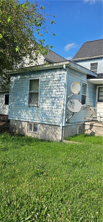 705 Carlisle St, New Castle, PA 16101 - view of side of property with a lawn