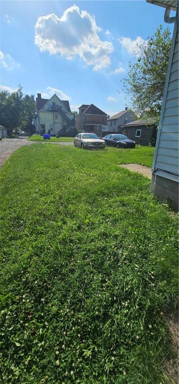 705 Carlisle St, New Castle, PA 16101 - view of yard