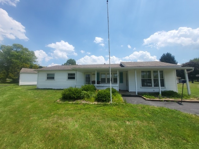 1501 Arlington Dr, Pymatuning Twp, PA 16125 - view of front facade with a porch and a front lawn