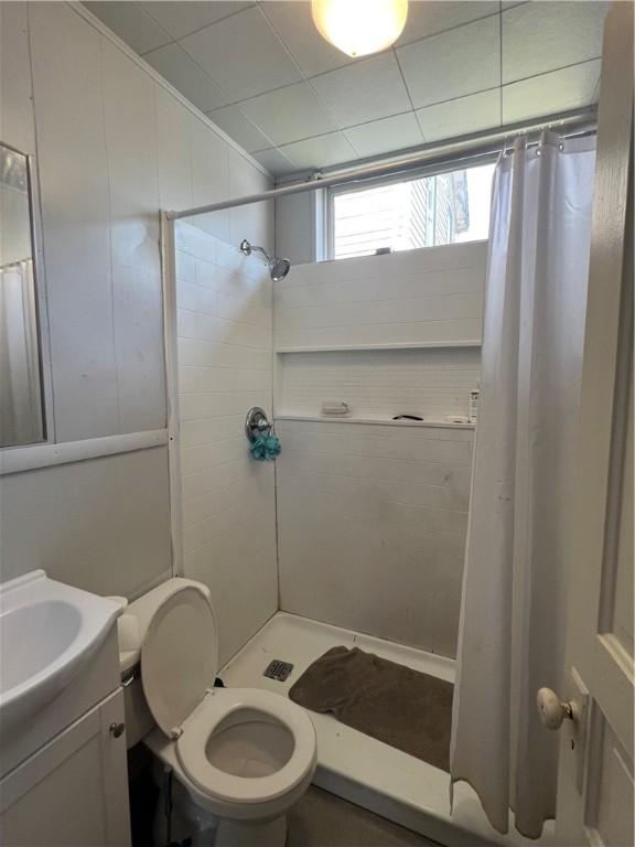 306 Fallowfield Ave, Charleroi Boro, PA 15022 - full bathroom featuring a tile shower and vanity
