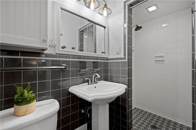 2633 Cedarvue Dr, Saint Clair, PA 15241 - bathroom with a tile shower