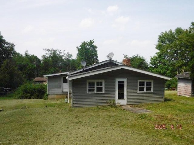 822 Robin Rd, Loyalhanna, PA 15681 - back of property featuring a lawn