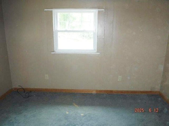 822 Robin Rd, Loyalhanna, PA 15681 - unfurnished room featuring carpet