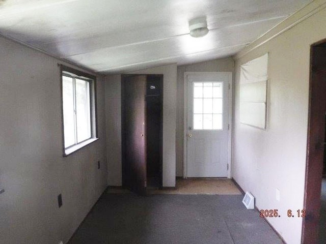 822 Robin Rd, Loyalhanna, PA 15681 - foyer entrance with vaulted ceiling