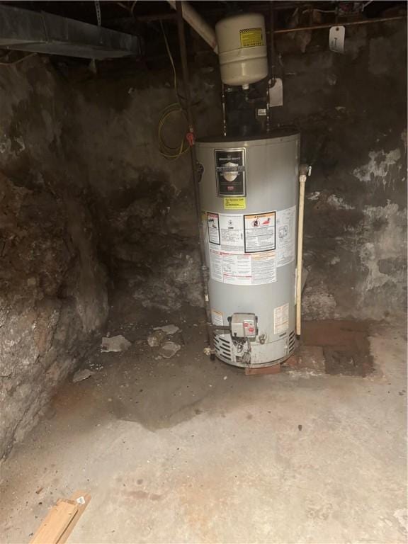 2411 Sarah St, South Side, PA 15203 - utility room with water heater