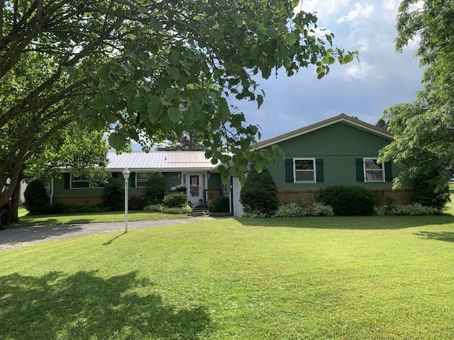 840 Lansberry Ct, Somerset Boro, PA 15501 - ranch-style house with a front lawn and asphalt driveway