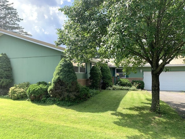 840 Lansberry Ct, Somerset Boro, PA 15501 - view of green lawn featuring an attached garage and driveway
