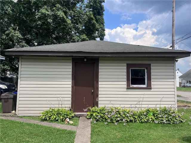 1613 E Washington St, New Castle, PA 16101 - view of front of property featuring roof with shingles and a front lawn