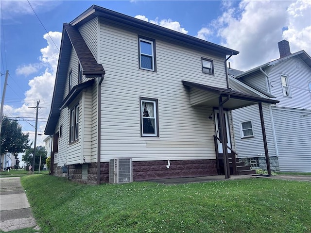 1613 E Washington St, New Castle, PA 16101 - rear view of property with entry steps and a lawn