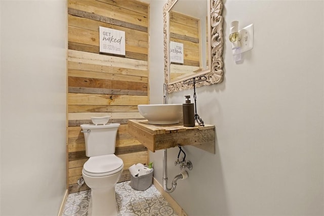 1045 Beverly Ave, Ambridge, PA 15003 - bathroom featuring wooden walls