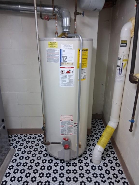 4977 Meadow Park Dr, Whitehall, PA 15236 - utilities featuring water heater