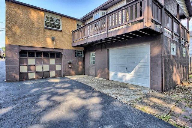 511 New Haven Dr, Hempfield Twp, PA 15601 - garage featuring asphalt driveway