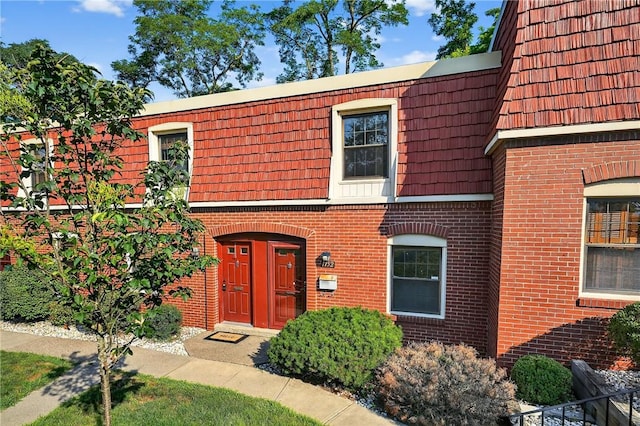 1152 Pennsbury Blvd, Pennsbury, PA 15205 - view of front facade with brick siding and mansard roof