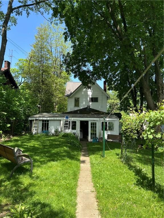 109 W Ridge Ave, Sharpsville, PA 16150 - view of front of property featuring a front yard